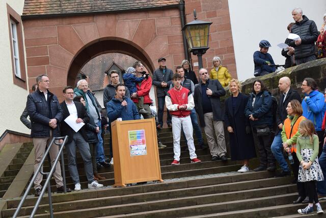 Verbandsbürgermeister Christian Burkhart betonte:: „Hier ist kein Platz für Intoleranz, Hass und Demokratiefeinde!“ | Foto: Bender