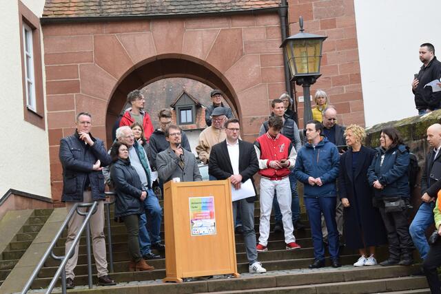 Der erste Beigeordnete der Stadt Annweiler, Benjamin Burckschat, warnt vor Populismus | Foto: Bender