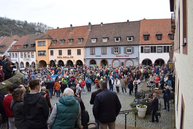 Mehrere Hundert Menschen haben sich auf dem Rathausplatz versammelt | Foto: Bender