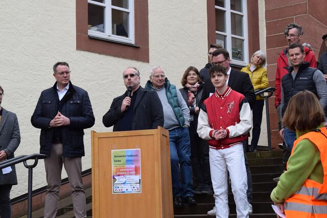 Steffen Vey schildert die Herausforderungen an der Schule  | Foto: Bender