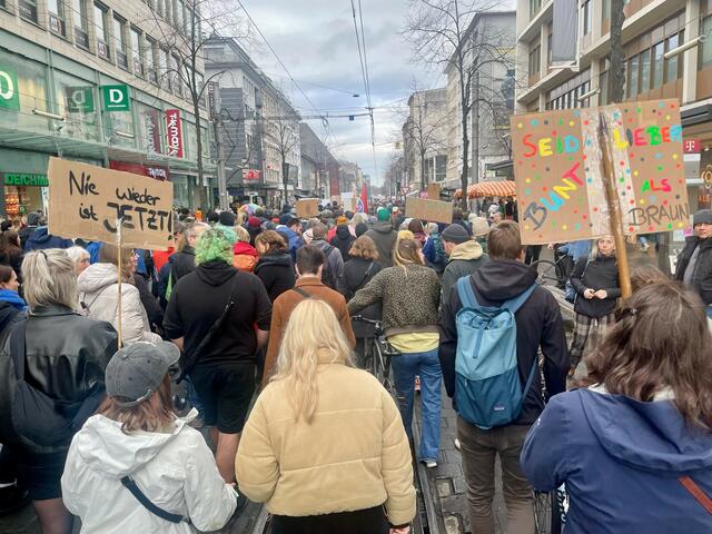 Gemeinsam zogen die Demonstranten die Breite Straße hoch | Foto: Roland Kohls