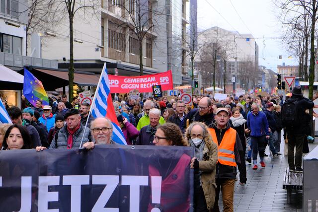 Nach einer Kundgebung auf dem Paradeplatz setze sich die Demonstrationszug in Richtung Alter Meßplatz in Bewegung | Foto: Jessica Bader
