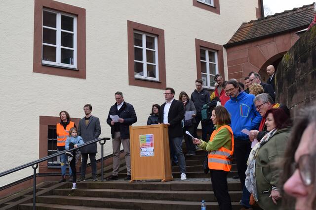 Vortragende und Stadträte beim gemeinsamen Singen | Foto: Bender