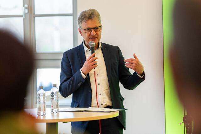 Schirmherr der Spendenkampagne "Keine kalten Füße", OB Dr. Frank Mentrup | Foto: Marcel Sutter