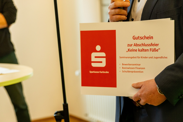 Die ehemaligen Kuratoriumsmitglieder der Spendenkampagne brachten Geschenke für die Jugendlichen mit. | Foto: Marcel Sutter