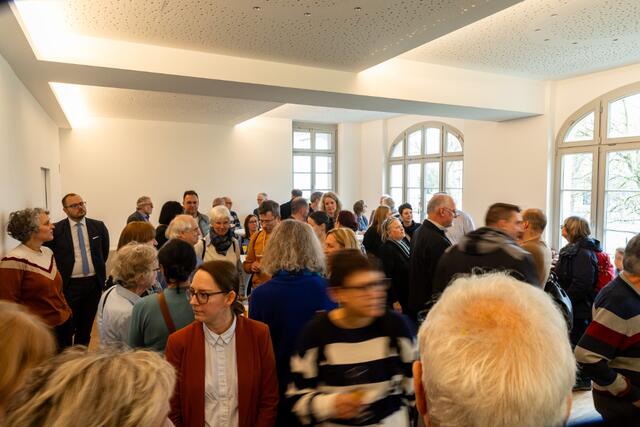 Gäste bei der Abschlussfeier der Spendenkampagne "Keine kalten Füße" im Sybelcentrum der hsk | Foto: Marcel Sutter