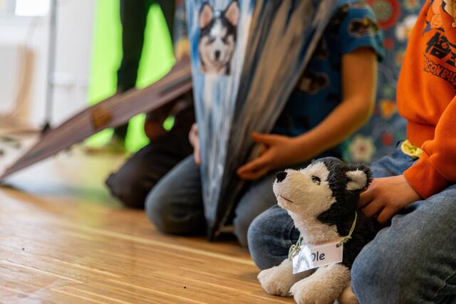 Die 1. Klasse der Augartenschule brachte auf der Abschlussfeier "Drei Erstklässler mit dem Kontrabass" zum Besten. | Foto: Marcel Sutter