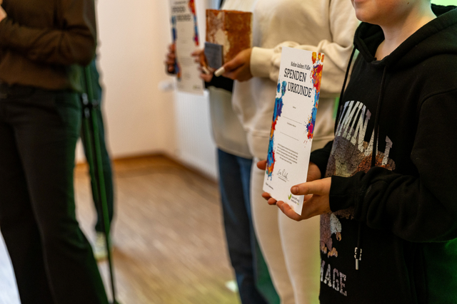 Mit Spendenurkunden und Spendensteinen sowie Fotoalben wurden die Gäste bei der Abschlussfeier beschenkt. | Foto: Marcel Sutter