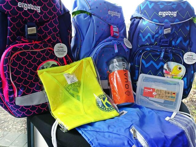 In jeden hochwertigen Schulranzen wurde auch noch Zubehör gepackt. | Foto: Peter Müller