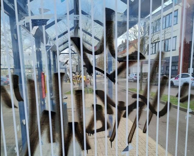 Schmiererei an Bushaltestelle in Haßloch. | Foto: Gemeindeverwaltung Haßloch