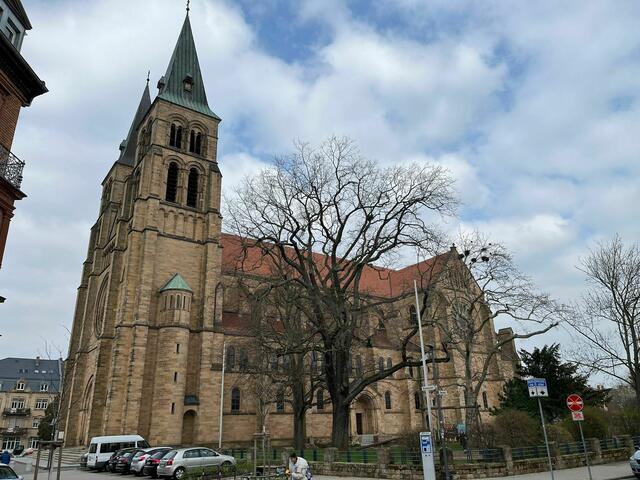 Die katholische Sankt Maria Kirche in Landau sticht mit ihrer barocken Baukunst heraus | Foto: Katharina Schmitt