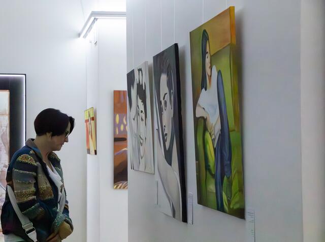 Frauenbilder - Kerstin Wießner möchte mit ihren Bildern eine Botschaft vermitteln, die sie gerne mit einem Zitat von Simone de Beauvoir unterstreicht: "Wenn die Frau feststellen muss, dass sie das Unwesentliche ist, das niemals zum Wesentlichen wird, so kommt es daher, dass sie selbst diese Umkehrung nicht zustande bringt."  | Foto: Heike Schwitalla