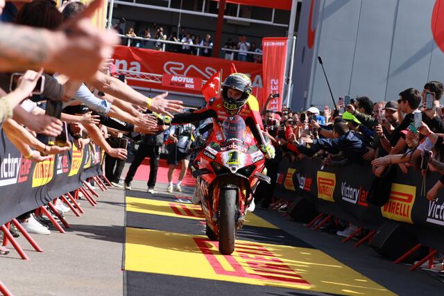 Alvaro Bautista in der Victory Lane. | Foto: Reuschel ( moto - foto )