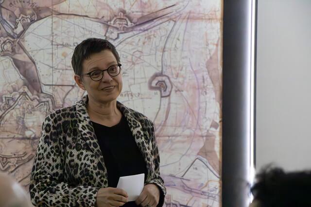 Die Künstlerin Kerstin Wießner führt in ihre Ausstellung ein | Foto: Heike Schwitalla