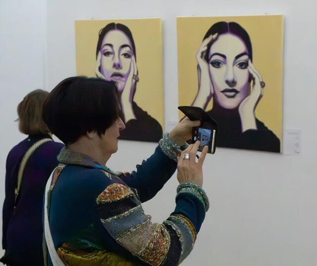 Frauenbilder - Kerstin Wießner möchte mit ihren Bildern eine Botschaft vermitteln, die sie gerne mit einem Zitat von Simone de Beauvoir unterstreicht: "Wenn die Frau feststellen muss, dass sie das Unwesentliche ist, das niemals zum Wesentlichen wird, so kommt es daher, dass sie selbst diese Umkehrung nicht zustande bringt."  | Foto: Heike Schwitalla