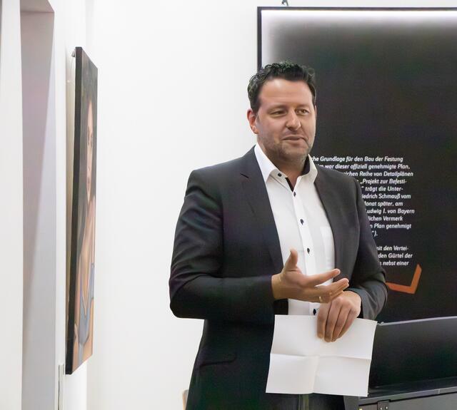 Der neue Leiter des Tourismus-, Kultur- und Besucherzentrums Weißenburger Tor, Tobias Baumgärtner, begrüßte die Besucher der Vernissage und betonte die Verpflichtung zur Unterstützung von Kunst und Kultur, die im Namen der Germersheimer Einrichtung liege | Foto: Heike Schwitalla