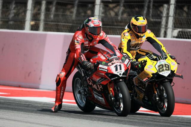 Ausbremsmanöver Bulega - Iannone | Foto: Reuschel ( moto - foto )