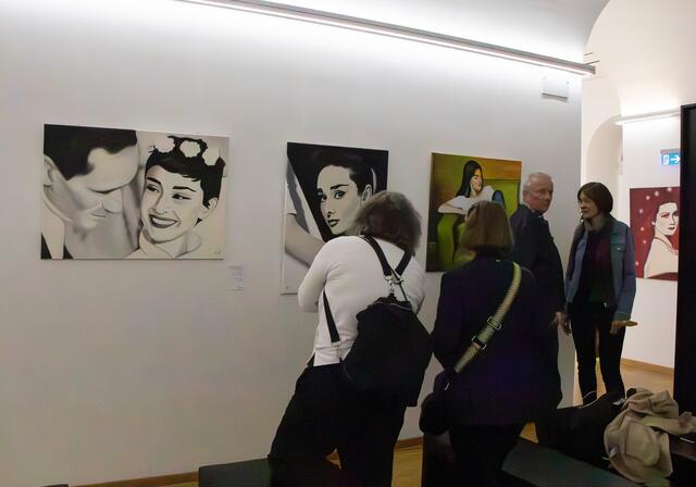 Frauenbilder: Kerstin Wießner möchte mit ihren Bildern eine Botschaft vermitteln, die sie gerne mit einem Zitat von Simone de Beauvoir unterstreicht: "Wenn die Frau feststellen muss, dass sie das Unwesentliche ist, das niemals zum Wesentlichen wird, so kommt es daher, dass sie selbst diese Umkehrung nicht zustande bringt."  | Foto: Heike Schwitalla