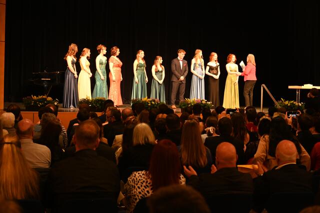 Die Preise des Landkreises Kaiserslautern für einen Abiturschnitt von 1,5 oder besser wurden von der Ersten Kreisbeigeordneten Gudrun Heß-Schmidt überreicht. Sie gingen an Julia Joy Neuenschwander (1,0), Paula Noll (1,1), Marina Zulian (1,2), Leon Basler (1,3), Jana Brehmer (1,4) sowie an Jumana Charour, Lea Göttel, Frederike Raab, Madeline Vance und Maya Weigel (alle 1,5). | Foto: Sickingen-Gymnasium Landstuhl