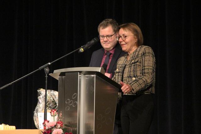 Der zweite Stellvertretende Schulleiter Thomas Neukirch mit der Beigeordneten der Stadt Pont-à-Mousson, Marie-Dominique Formery. | Foto: Sickingen-Gymnasium Landstuhl