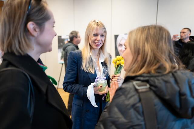 Impressionen von der Ausstellung "Vielfalt in Bildern - Ode an die Kunst des gemeinsamen Lebens" mit Fotografien von Lana Nova (Mitte).   | Foto: Christian Gaier 