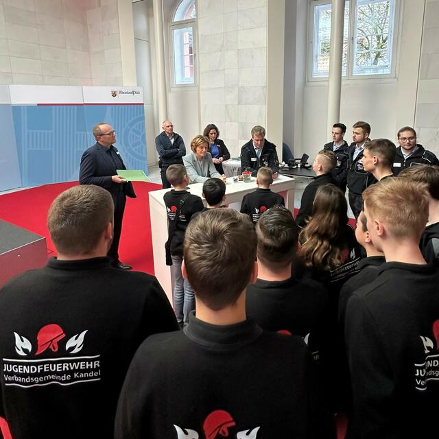 Die Jugendfeuerwehr aus Kandel zu Gast bei Ministerpräsidentin Malu Dreyer | Foto: Schäfer/gratis