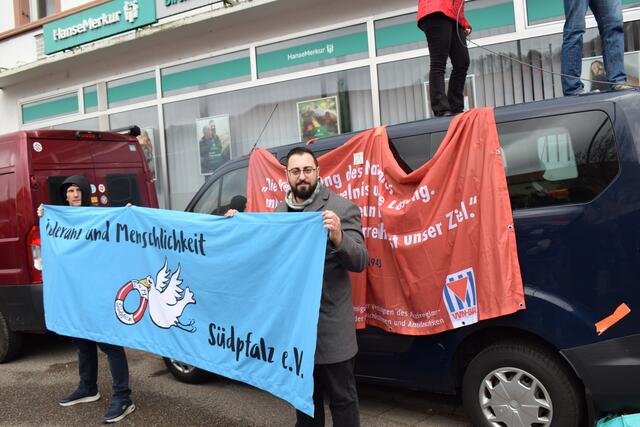 Und mit dem Banner des Vereins "Toleranz und Menschlichkeit Südpfalz e.V." | Foto: Bender