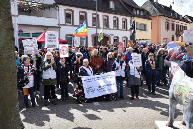 Mit dabei die "Omas gegen Rechts" | Foto: Bender
