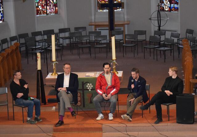 Moderator Björn Eisenmann vom Verein für Toleranz und Menschlichkeit (ToM) Südpfalz, Minister Alexander Schweitzer, Dave Koch (Die Linke), Steven Wink (FDP) und Lukas Hartmann (Bündnis 90/Die Grünen) (v.l.n.r.) | Foto: Bender