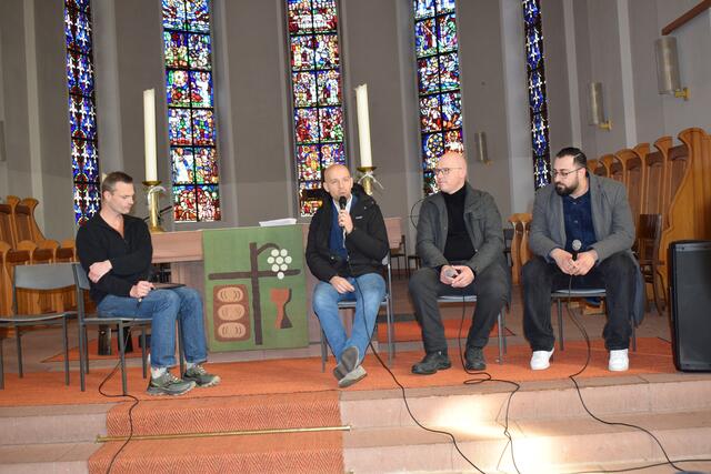 Pfarrer Thomas Lang, Rüdiger Stein und David Rosenberg  | Foto: Bender