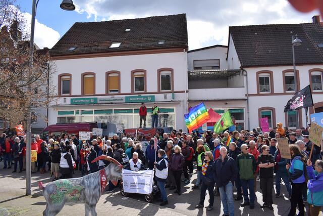 Etwa 500 Menschen waren gekommen, um vor dem Hohenstaufensaal zu demonstrieren | Foto: Bender