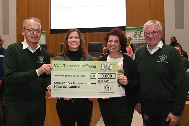 Benno Sommer (li) und Jupp Bracht bei ihrer Lieblingsaufgabe. Die Übereichung der "Spendenschecks"! | Foto: Rolf Epple
