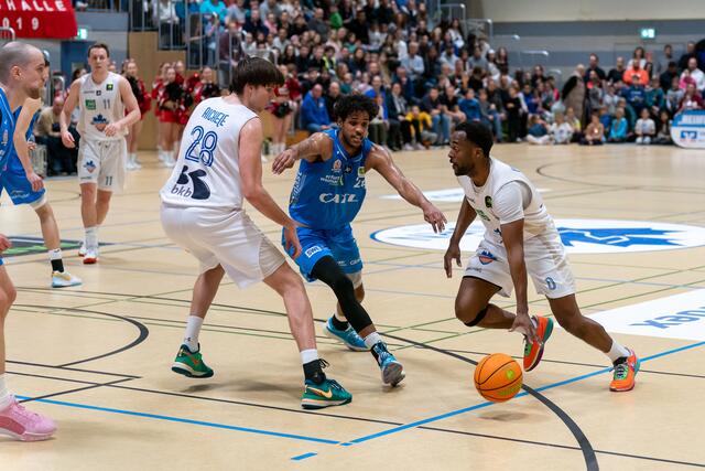 BIS-Kapitän DJ Woodmore (rechts) will mit seinen Teamkollegen gegen die Dragons Rhöndorf die gute Heimbilanz fortschreiben | Foto: BIS Baskets Speyer