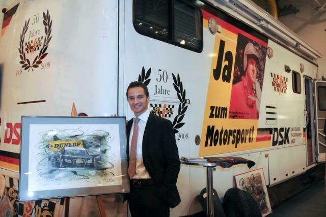 Der zweifache DTM-Meister Timo Scheider am DSK-Stand | Foto: Michael Sonnick