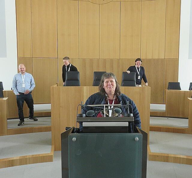 Das bin ich, am Rednerpult des Landtages in Rheinland - Pfalz in Mainz. Es war ein tolles Gefuhl, da stehen zu dürfen. | Foto: Maiken Liefeith