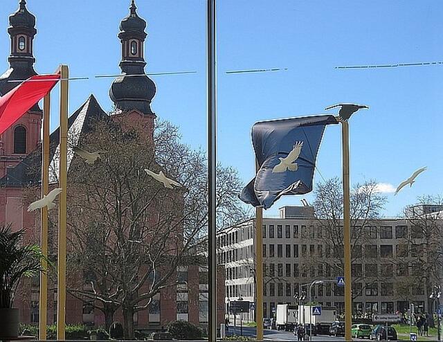 Blick aus dem SRestaurant "Rheintisch" des Landtages in Mainz, welches vom SV Deutschland betrieben wird.
Die Kirche ist St. Emmeran. | Foto: Maiken Liefeith