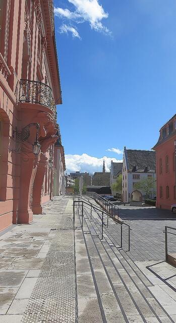 Links ist das Deutschhaus mit Plenarsaal des Landtages in Mainz. | Foto: Maiken Liefeith