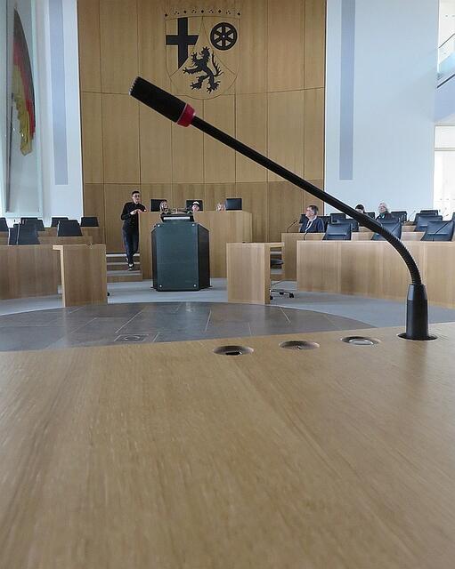 Blick auf das Rednerpult des Landtages Rheinland - Pfalz vom Sitz eines Abgeordneten im Erdgeschoss | Foto: Maiken Liefeith