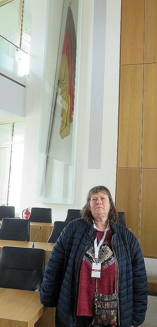 Das bin noch einmal ich unter der Deutschlandfahne. Die schwarz-rot-goldene Fahne an der Stirnseite des Plenarsaales wurde beim Hambacher Fest von 1832 getragen und soll an diese Volksversammlung für politische Freiheit und nationale Einheit erinnern.
 | Foto: Maiken Liefeith