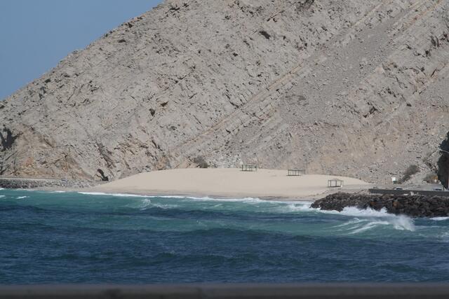Strand mit Sonnenschutz - aber niemand geht hier ins aufgewühlte Wasser | Foto: © www.jowapress.de