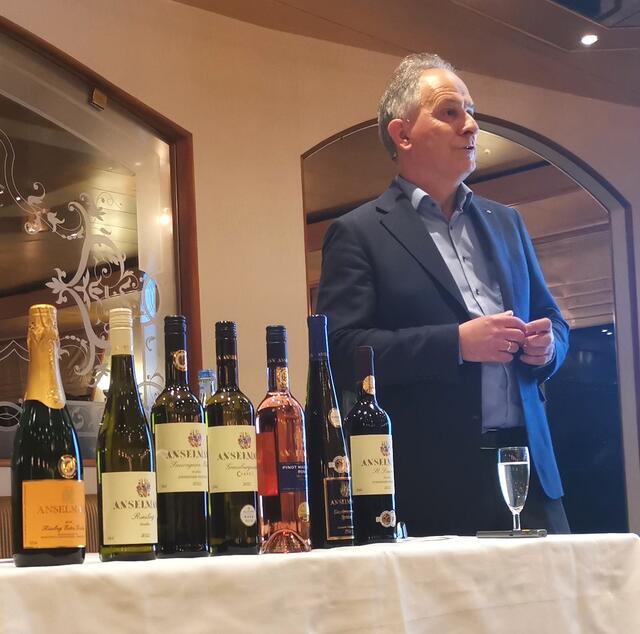 Ein Sekt und sechs Weine aus der Pfalz präsentierte Ralf Anselmann auf der Crown Swiss bei der Leserreise auf der Donau. | Foto: Arndt