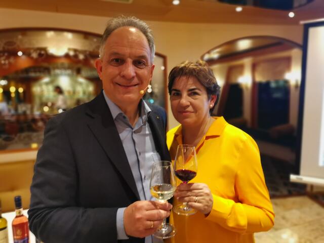 Ein Schluck nach der gelungenen Weinprobe auf der Swiss Crown: Ralf Anselmann mit seiner Frau Isabelle. | Foto: Arndt