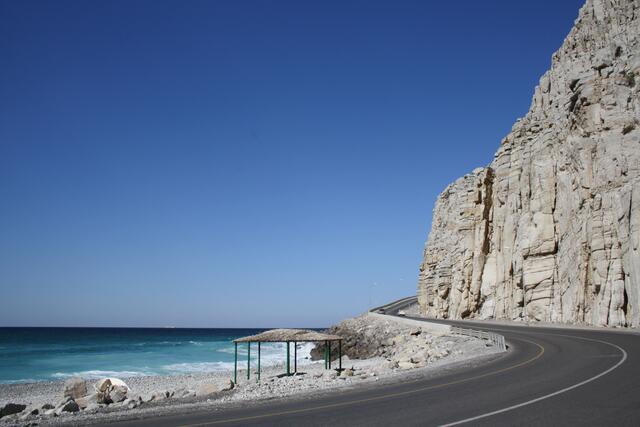Auf dem Weg in den Norden; Felsen bis zur Straße, daneben das Meer | Foto: © www.jowapress.de