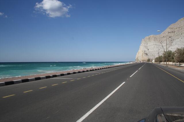 Kilometerweit geht es in den Norden. Der Oman ist gewissermaßen zweigeteilt. Um vom Hauptteil des Landes in den Norden zu kommen, muss man durch die Vereinigten Arabischen Emirate fahren. | Foto: © www.jowapress.de