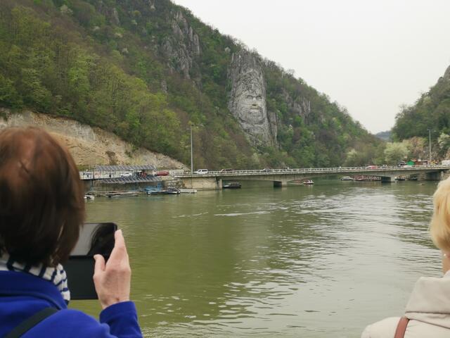In den Fels gehauen ist das Standbild von Decebalus Rex. Das Gesicht ist etwa 50 Meter hoch. | Foto: Arndt