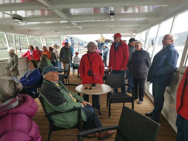 Im windgeschützten Aufbau auf Deck. | Foto: Arndt