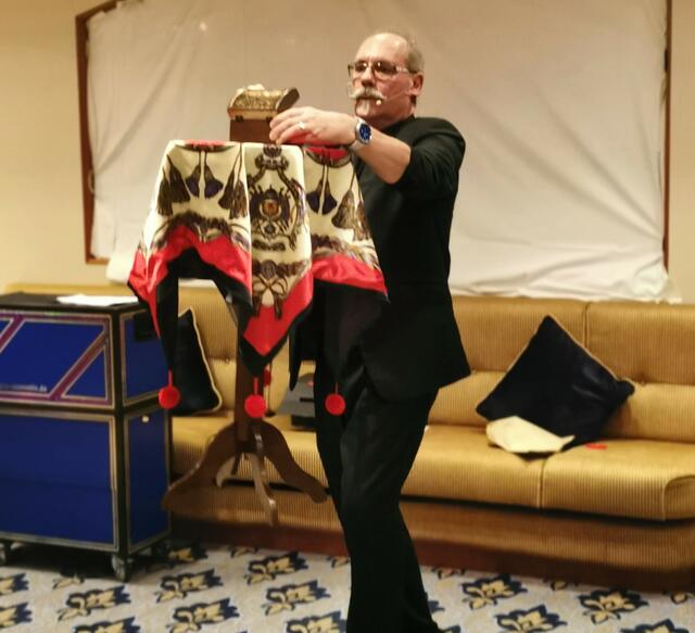 Der Tisch schwebt hängend an der Hand. | Foto: Arndt