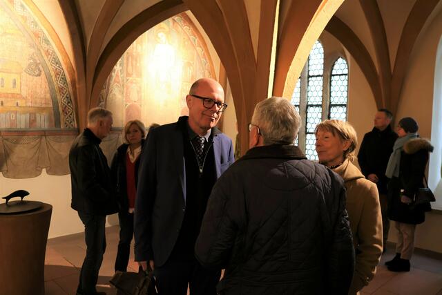 Oberbürgermeister Geißler im Gespräch bei der Besichtigung der Taufkapelle und restaurierten Wandmalereien | Foto: Stadt Landau