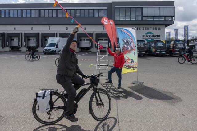Einhändig und langsam fahren | Foto: Gerhard Öfner