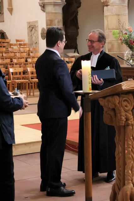 Stefan Rinck (links) und Dekan Volker Janke (rechts) bei der Geschenkübergabe als Dank für das Engagement des Dekans für die Taufkapelle | Foto: Stadt Landau